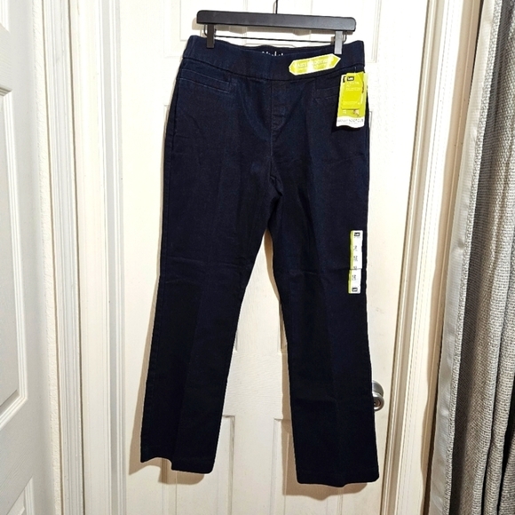 Lee Natural Fit Barely Bootcut Pull On Jeans Size 12 Short - Picture 1 of 14